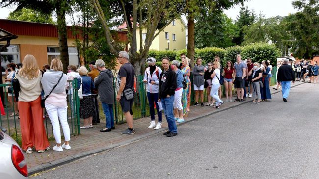Nie wszędzie głosowanie zakończyło się o godzinie 21. Pod niektórymi komisjami wciąż czekają setki osób