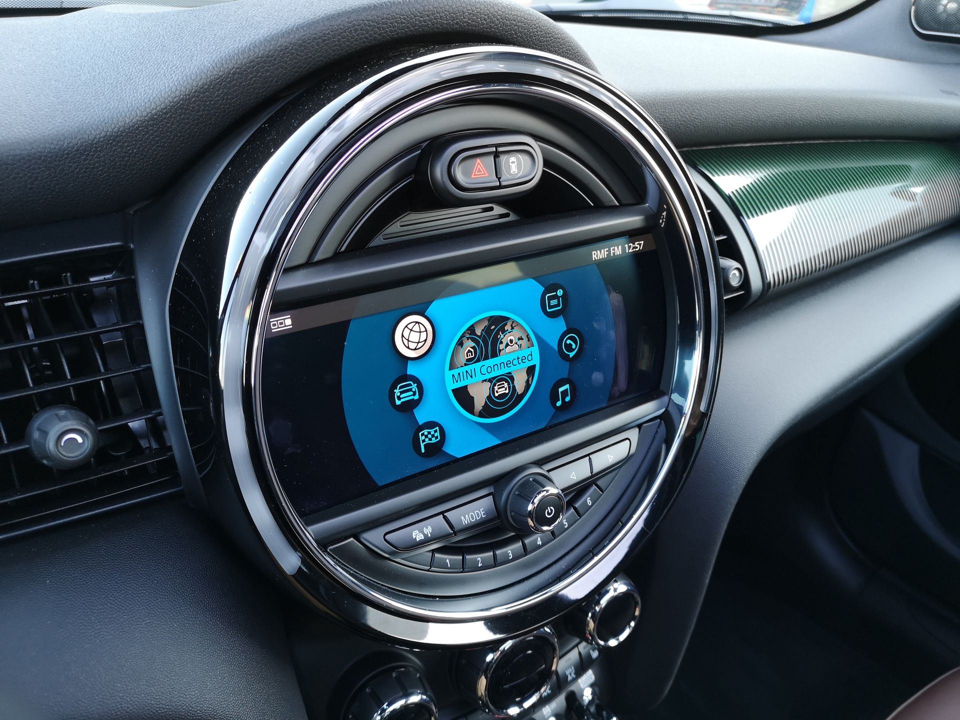 MINI Cooper S: aplikacja MINI Connected, obsługa systemu oraz audio Harman Kardon 23