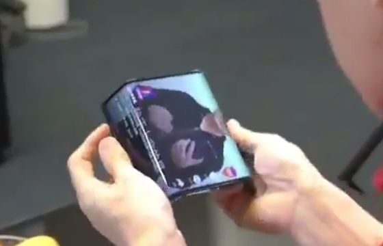 Xiaomi prezentuje podwójnie składany smartfon (wideo)