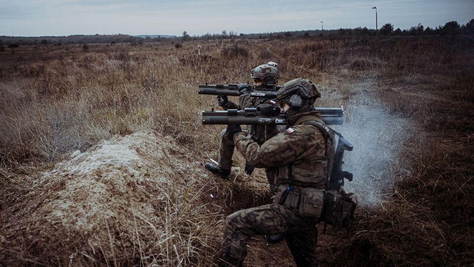 Żołnierze WOT strzelający z nowych granatników  M72 EC Mk1.