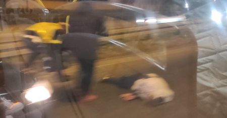 Potrącenie pieszego na al. Spółdzielczości Pracy. Nieprzytomny mężczyzna trafił do szpitala