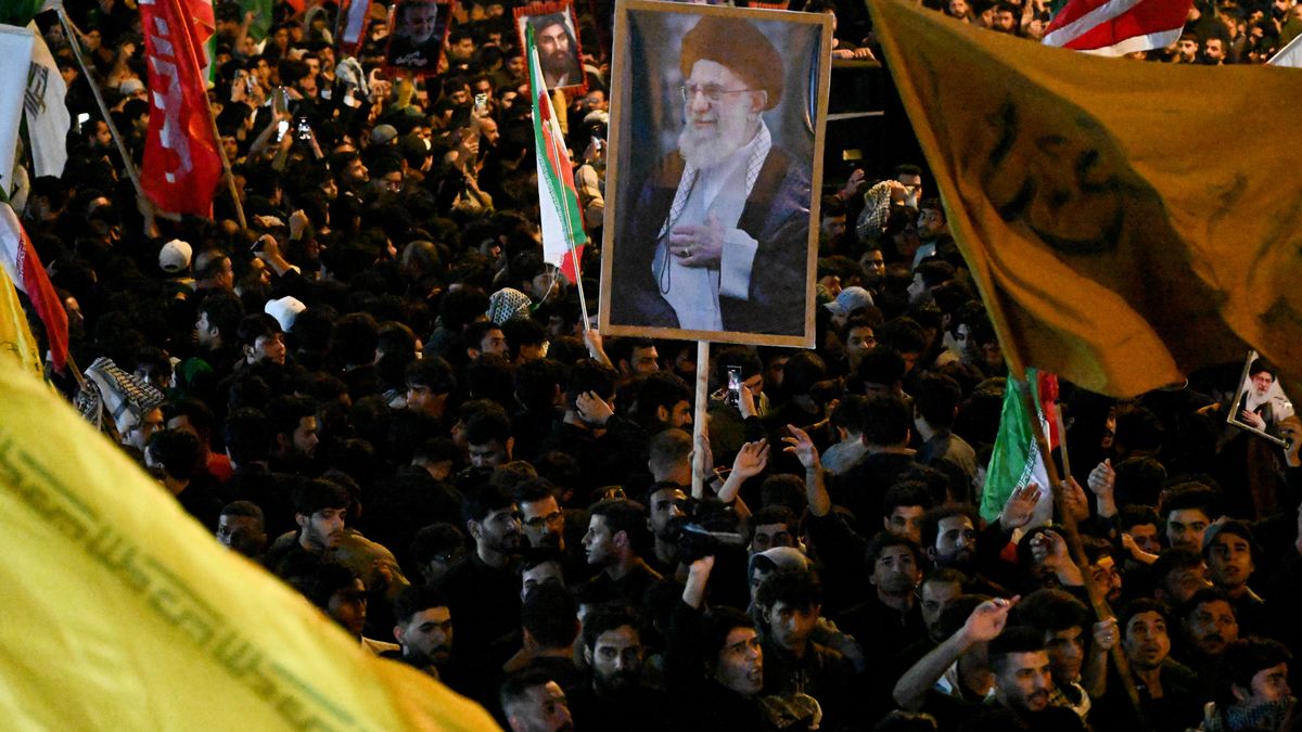 BASRA, IRAQ - MARCH 2: Thousands of people gather to protest the killing of Iranian leader Ayatollah Ali Khamenei in US and Israeli airstrikes on March 02, 2026 in Iraqâs southern city of Basra. Demonstrators carry Iranian flags and portraits of Khamenei as they chanted anti-US and anti-Israel slogans. (Photo by Haidar Mohammed Ali/Anadolu via Getty Images)