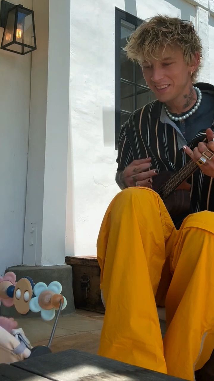 Machine Gun Kelly zagrał na ukulele dla swojej córki