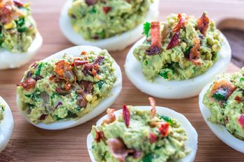 Jajka faszerowane z bekonem są pyszne. Na Wielkanoc dietetyk udziela dyspensy