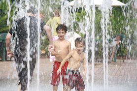 Dlaczego dzieci nie powinny kąpać się w miejskich fontannach?