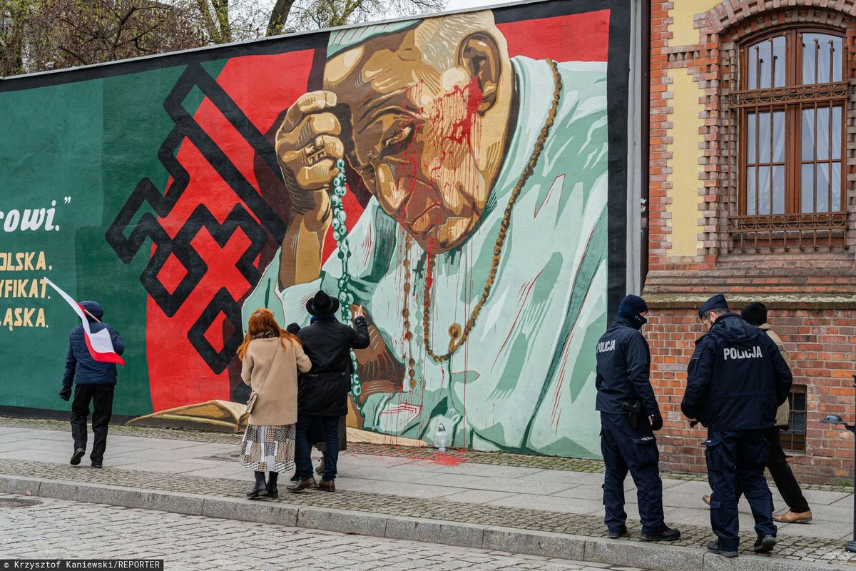 Zniszczony mural papieski we Wrocławiu 