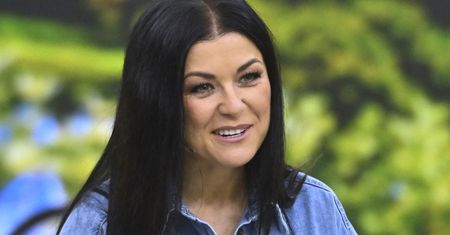 Tak nosi się teraz jeans. Spójrzcie, jak ubrała się do śniadaniówki