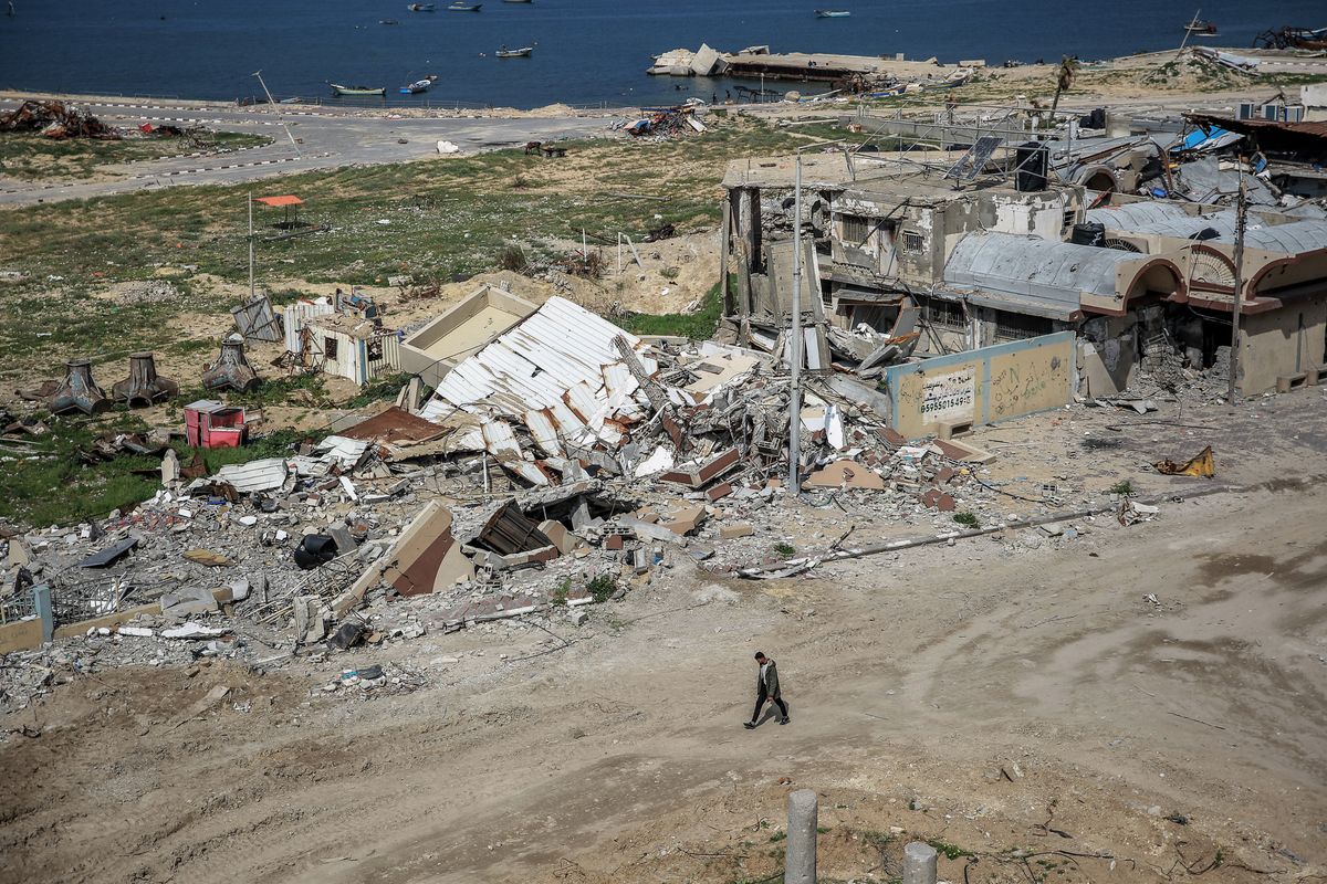 Widok zniszczeń na wybrzeżu w dzielnicy Rimal w Gazie