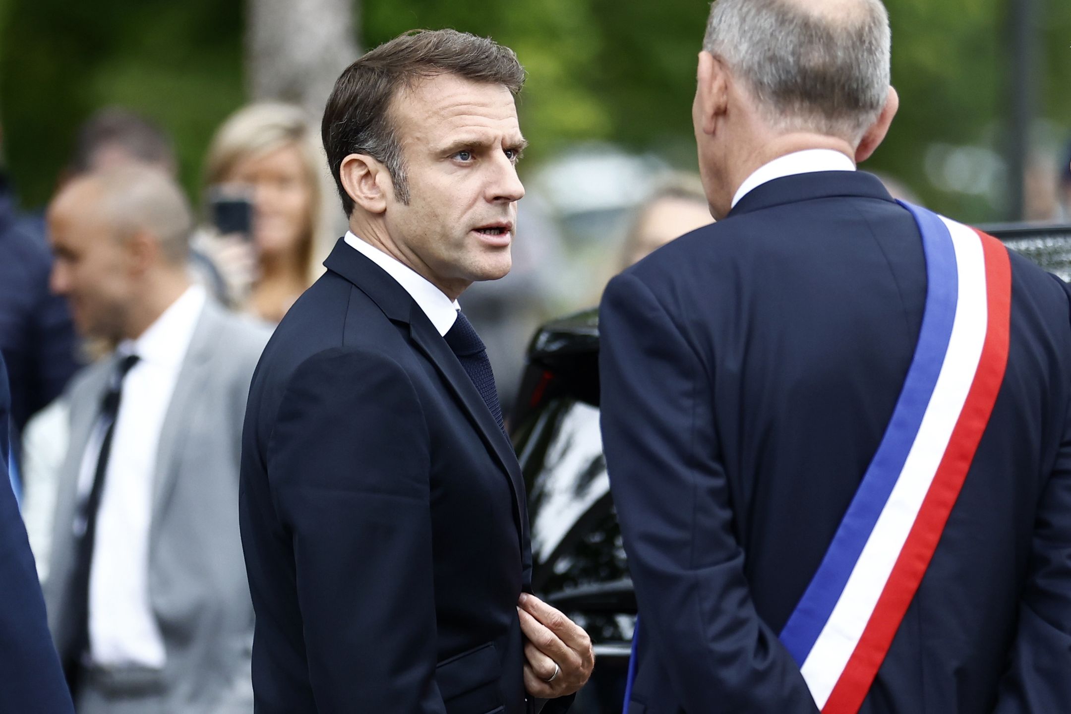 French President Emmanuel Macron (L) talks with Le Touquet mayor Daniel Fasquelle (R) upon his arrival at a polling station to vote in the second round of French parliamentary elections in Le Touquet-Paris-Plage, northern France, France, 07 July 2024. After the first round of legislative elections, where the far right party le Rassemblement National (RN) came ahead, the country votes again on 07 July for the second round with results expected at about 20h00 local time. EPA/MOHAMMED BADRA / POOL Dostawca: PAP/EPA.