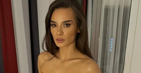 Wskoczyła w czarną mini. Buty były "wisienką na torcie"