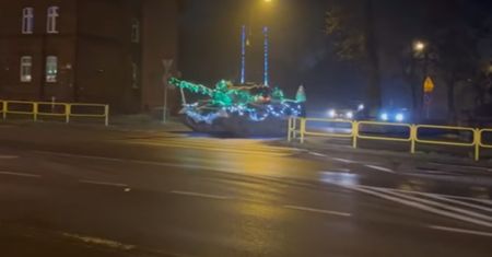 Nagranie obiega sieć. Na ulice wyjechał rozświetlony czołg