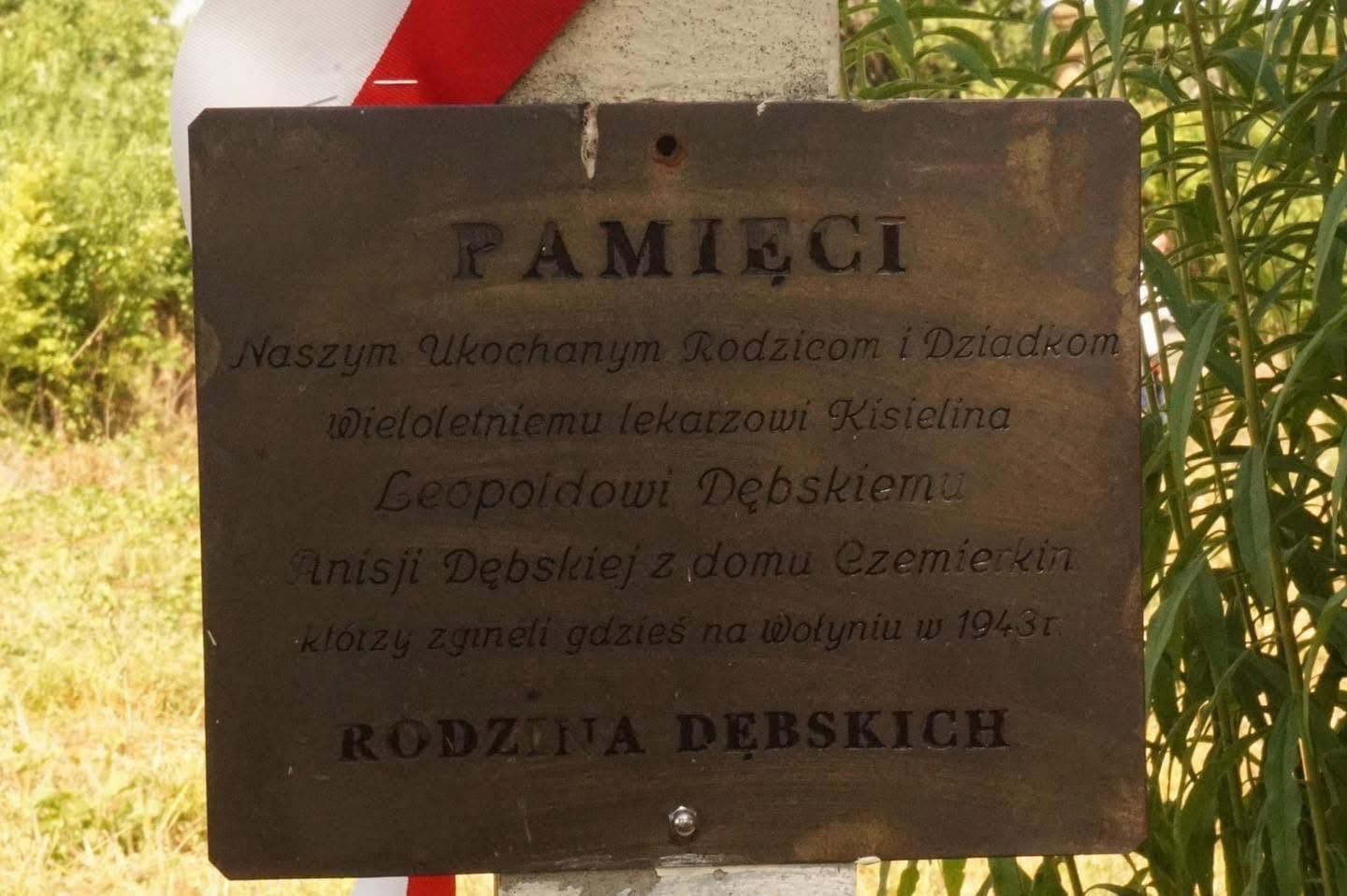 Tablica poświęcona rodzinie Dębskich