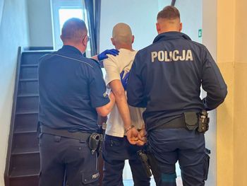 Odurzony amfetaminą 32-latek "opiekował się" niemowlęciem: biegał po mieszkaniu i bredził bez sensu