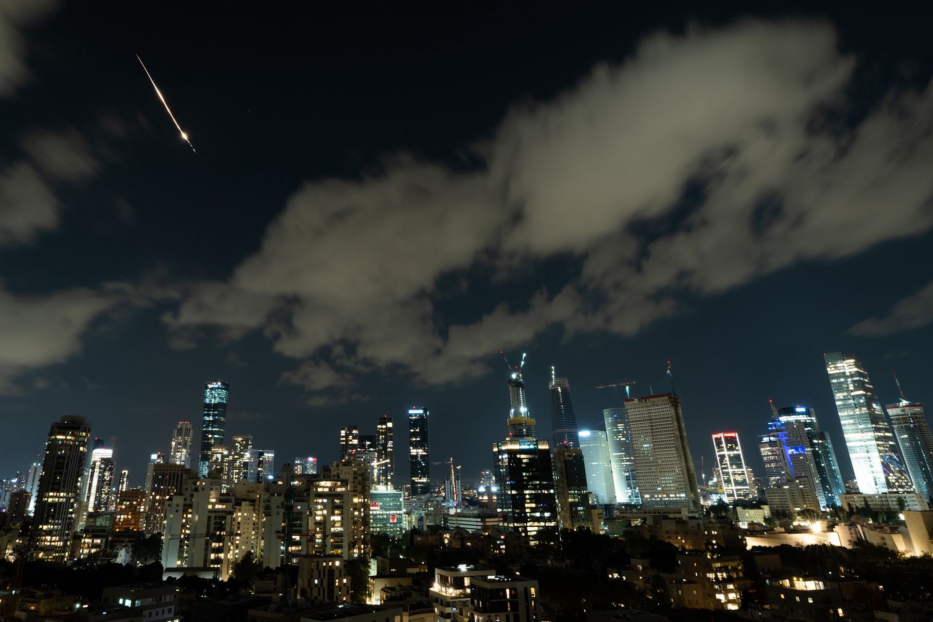 Eksplozje i alarmy w Tel Awiwie. Iran ogłasza kolejną salwę rakiet Kép