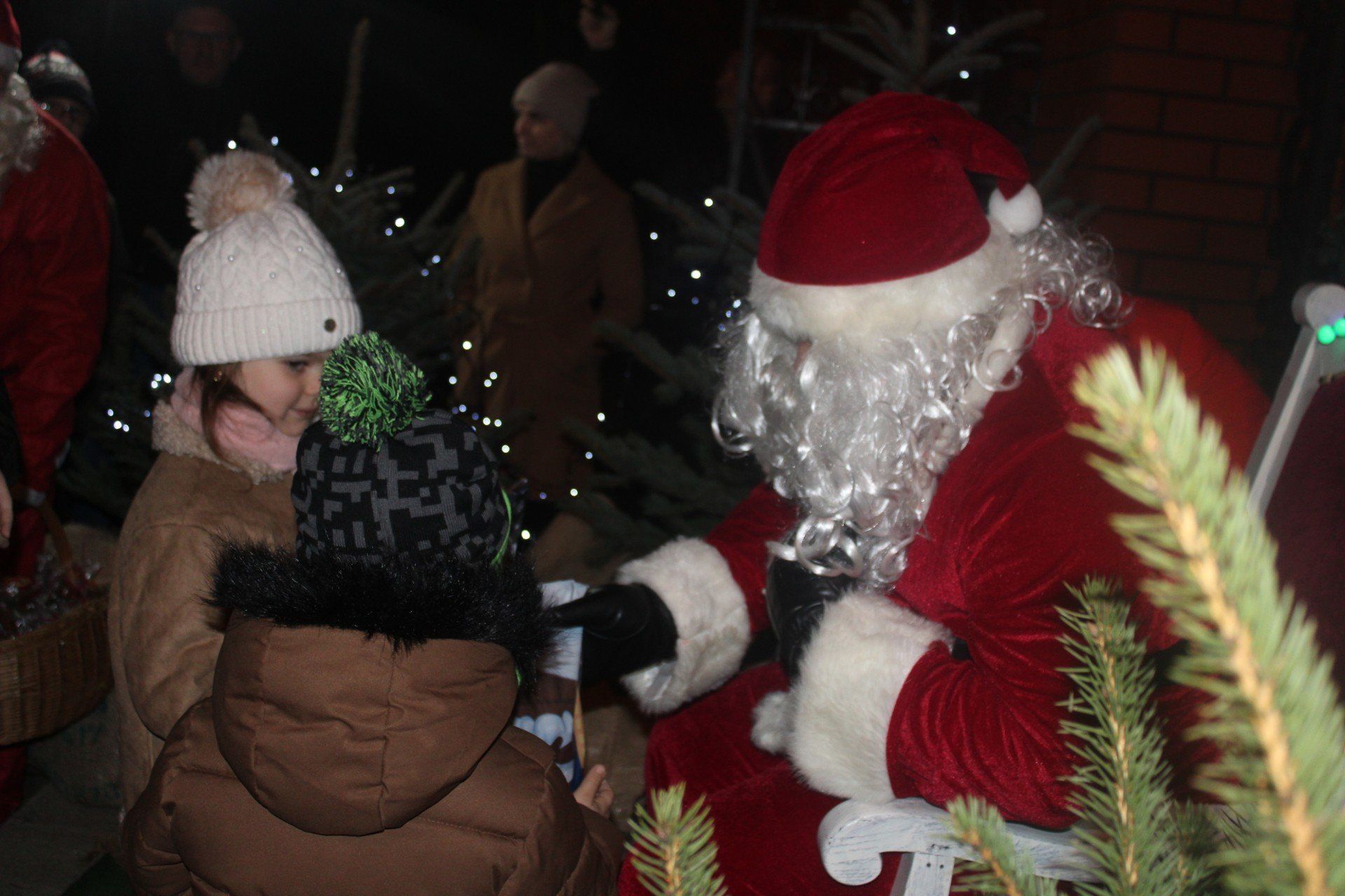 Mikołajki w Zdziechowie. Dzieci spotkały się ze Świętym Mikołajem po mszy świętej