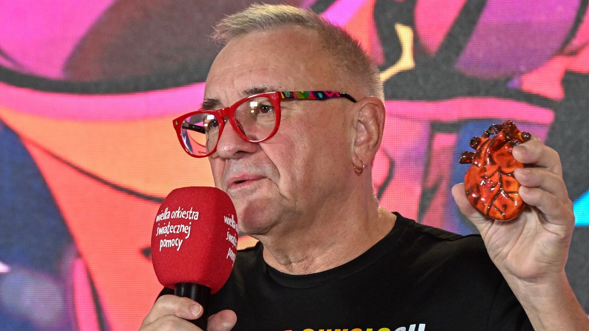 Warszawa, 27.01.2025. Prezes zarządu Fundacji Wielkiej Orkiestry Świątecznej Pomocy Jerzy Owsiak podczas konferencji prasowejw studiu telewizyjnym WOŚP na błoniach Stadionu Narodowego w Warszawie, 27 bm. Na spotkaniu podsumowano 33. Finał Wielkiej Orkiestry Świątecznej Pomocy. W tym roku zbiórka zostanie przeznaczona na potrzeby hematologii i onkologii dziecięcej. (ad) PAP/Radek Pietruszka