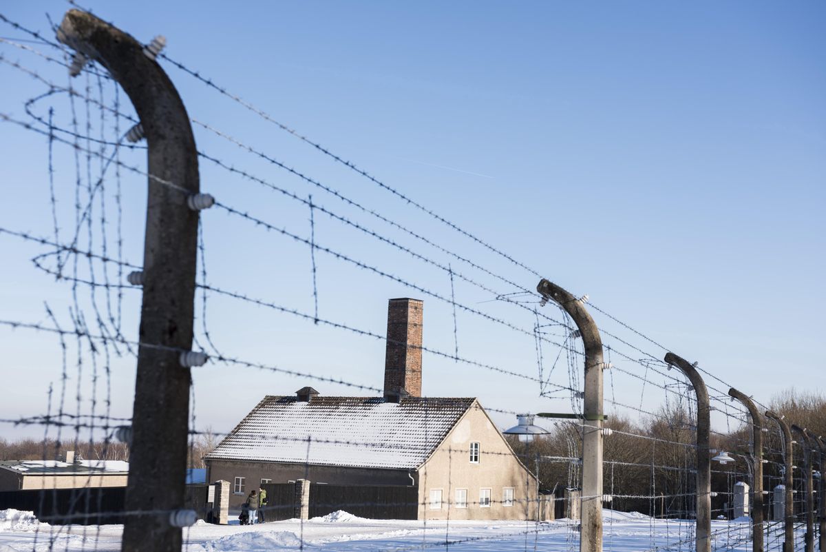 Niemcy. Skandal w Buchenwaldzie. Ludzie na sankach na terenie byłego obozu