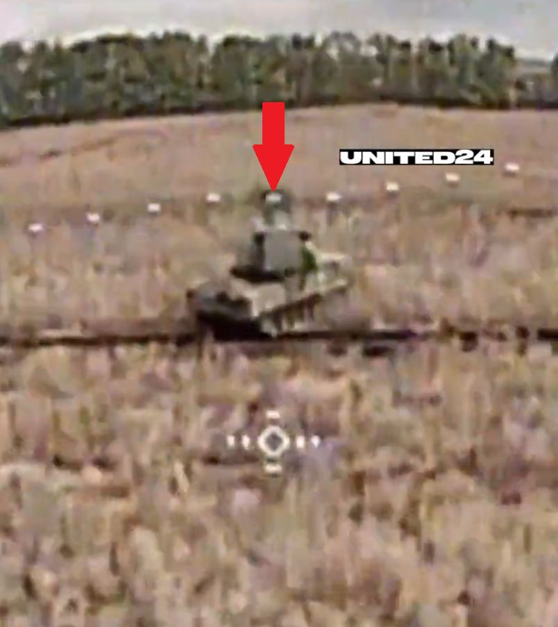 Ukraiński komercyjny dron "kamikadze" tuż przed uderzeniem w system przeciwlotniczy Tor. 