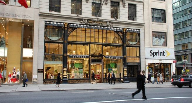 Piąta Aleja w Nowym Jorku najdroższą ulicą handlową świata, w Polsce Nowy Świat w Warszawie