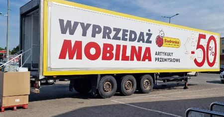 Mobilny Outlet Biedronki stanął w Lublinie przy jednym z marketów. Zobacz, co można tu kupić