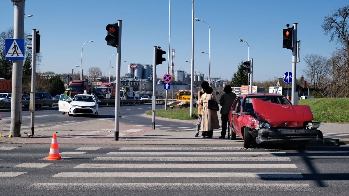 Zderzenie renaulta z toyotą na skrzyżowaniu ulic Krańcowa, Długa i Dywizjonu 303