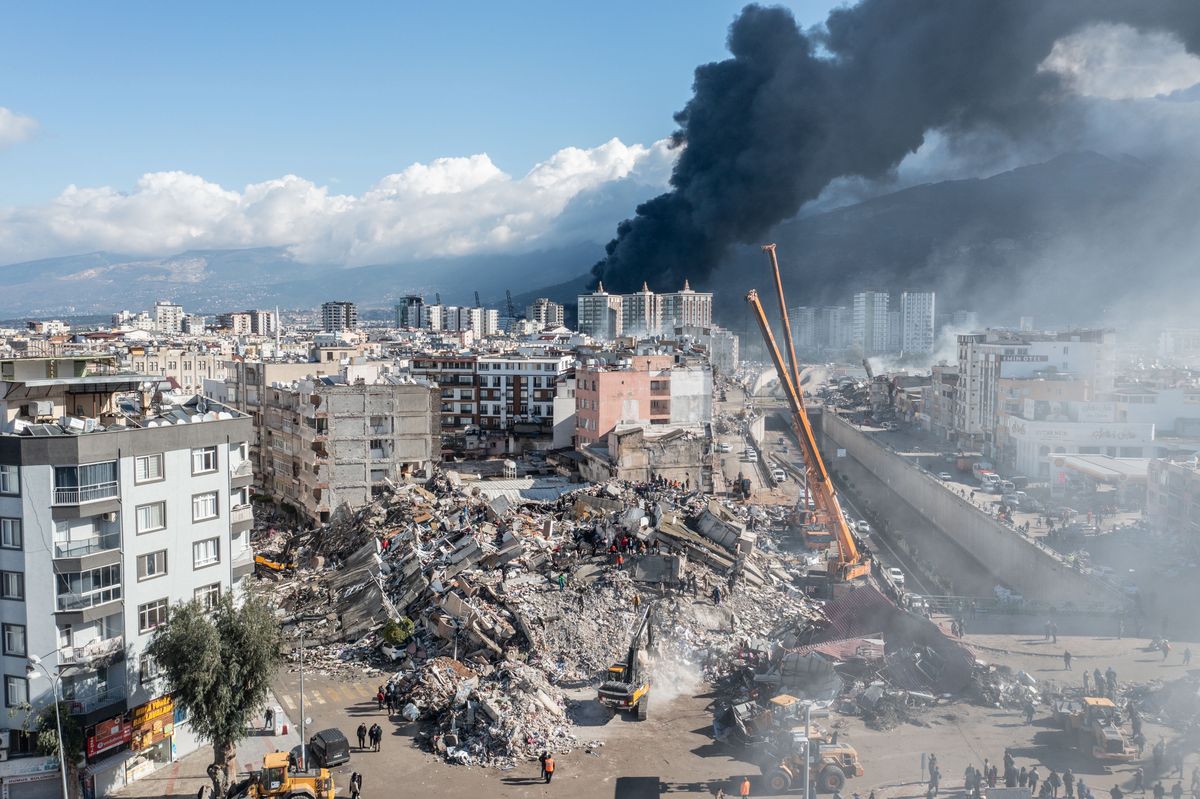Widok na zawalone budynki po trzęsieniach ziemi w Turcji