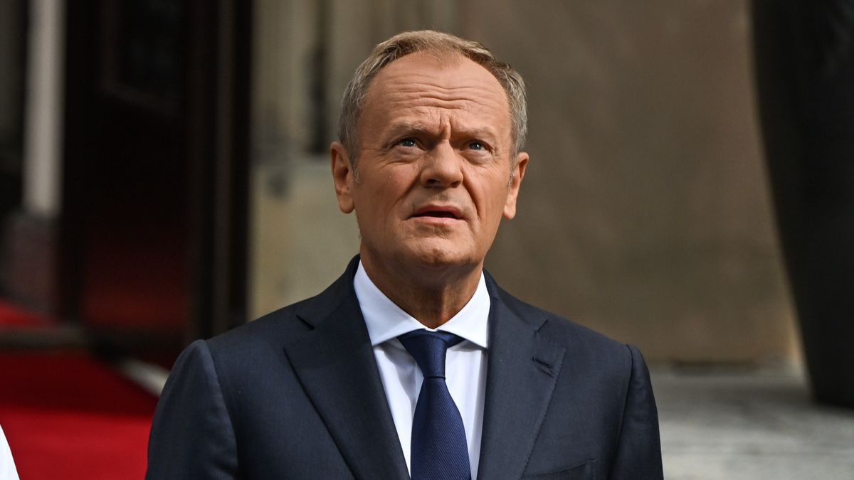 WARSAW, POLAND - AUGUST 22, 2024:Prime Minister Donald Tusk (R) welcomes Indian Prime Minister Narendra Modi (C), on his arrival outside the Polish Prime Minister's Office, on August 22, 2024, in Warsaw, Poland.India's Prime Minister Narendra Modi began his historic trip to Poland and Ukraine, pledging to advocate for a peaceful resolution to Russia's invasion of Ukraine. Poland is the first leg of his trip, where he meets with both the Polish Prime Minister and President. (Photo by Artur Widak/NurPhoto via Getty Images)