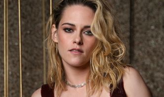 Kristen Stewart w cekinowym topie odsłaniającym brzuch odbiera nagrodę za rolę Diany (ZDJĘCIA)