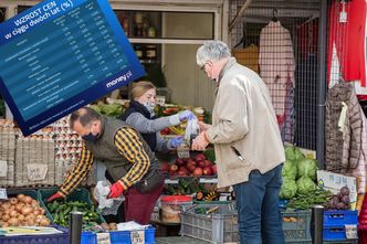 Inflacja nie wszystkim zabiera po równo. Policzyliśmy, ile traci emeryt a ile rodzina