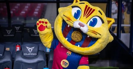 Maskotka FC Barcelony straszy dzieci? Pojawiło się nagranie z synkiem piłkarza