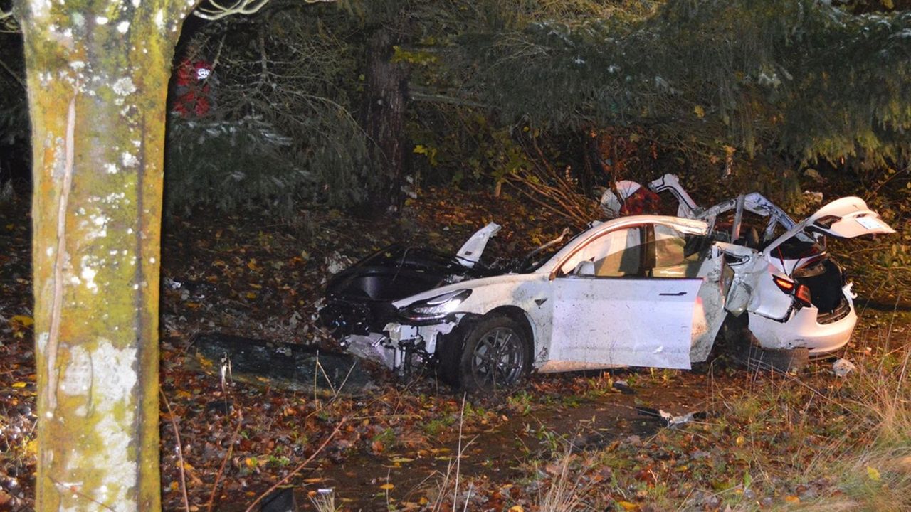 Wypadek tesli w USA. Bateria wpadła przez okno domu i wznieciła pożar