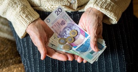 Pruszków. Zaproponował seniorce pomoc. Zabrał jej pieniądze