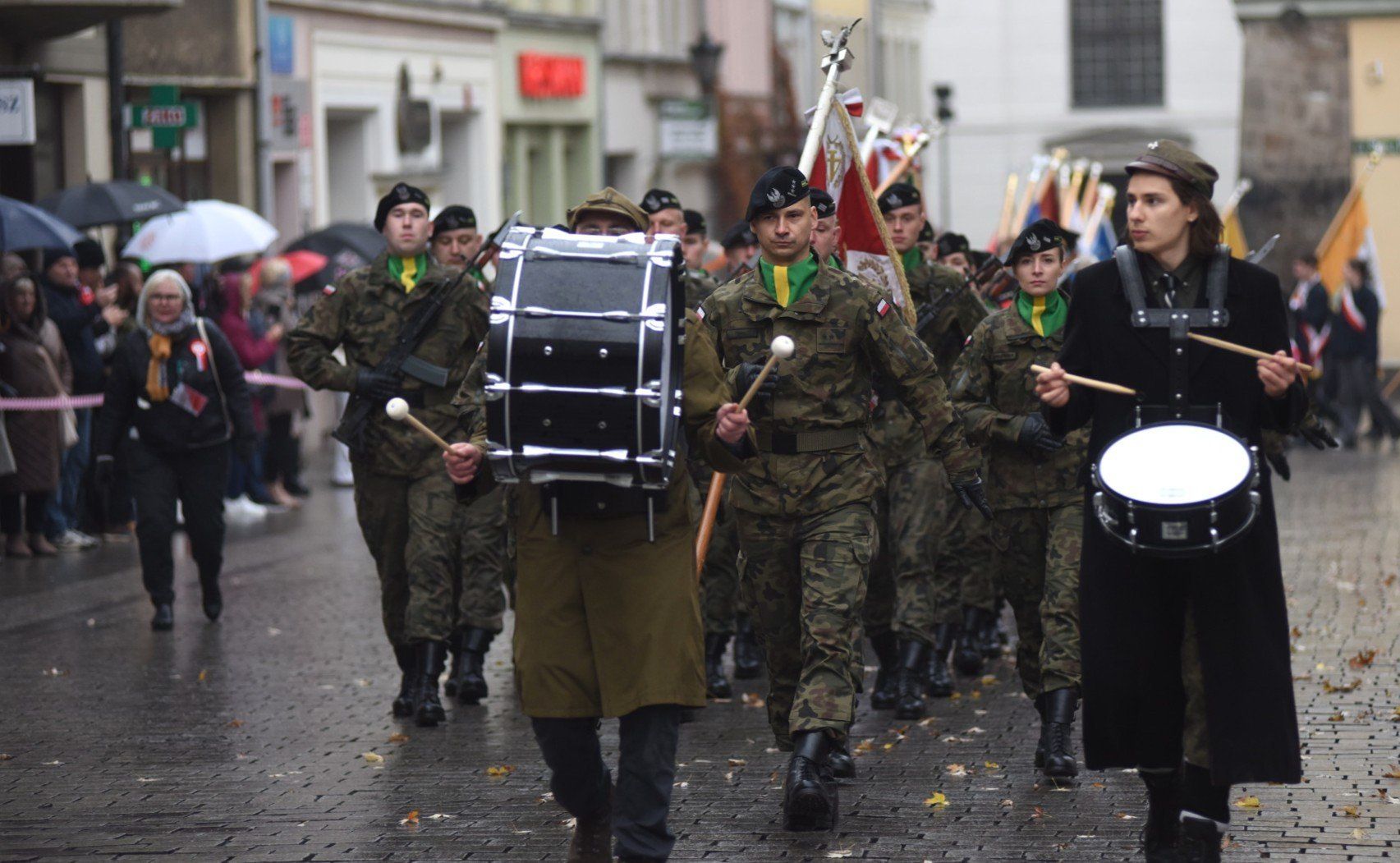 Zgromadzenie patriotyczne przy ratuszu w Zielonej Górze