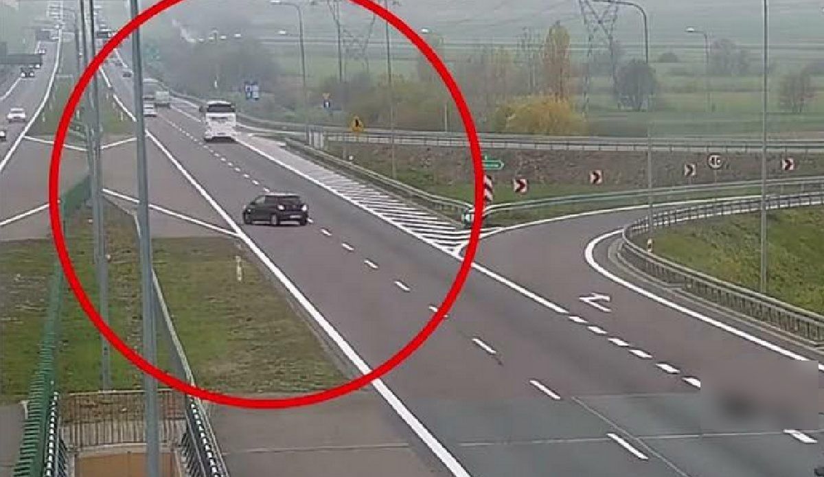 O krok od tragedii. Kobieta cofała auto na drodze ekspresowej