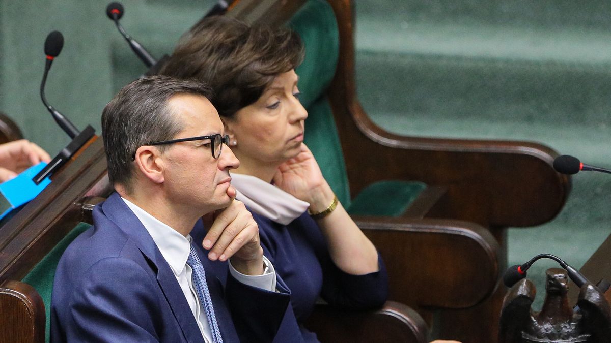 Warszawa, 29.11.2023. Premier Mateusz Morawiecki (L) oraz minister rozwoju i technologii Marlena Maląg (P) na sali obrad Sejmu w Warszawie, 29 bm. Sejm zajmuje się odwołaniem członków Państwowej Komisji do spraw badania wpływów rosyjskich na bezpieczeństwo wewnętrzne Rzeczypospolitej Polskiej w latach 2007-2022. (jm) PAP/Paweł Supernak