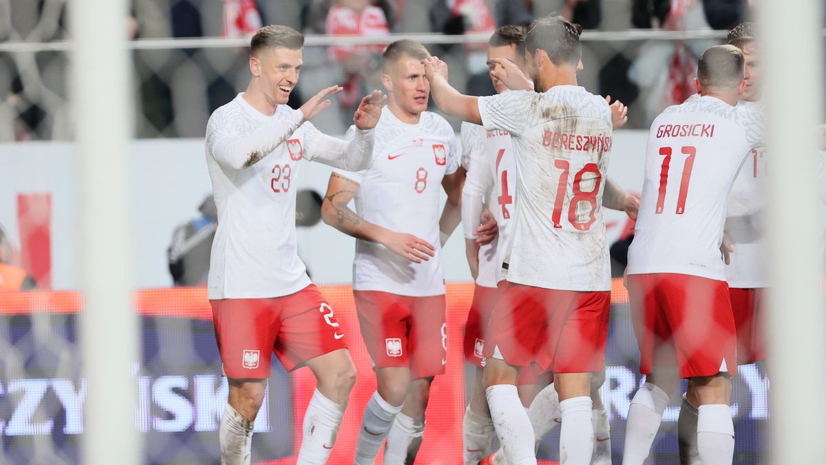 Warszawa, 16.11.2022. Zawodnik reprezentacji Polski Krzysztof Piątek (L) cieszy się z bramki zdobytej podczas towarzyskiego meczu piłkarskiego w Warszawie, 16 bm. Polacy przygotowują się do mistrzostw świata Katar 2022. (js) PAP/Leszek Szymański
