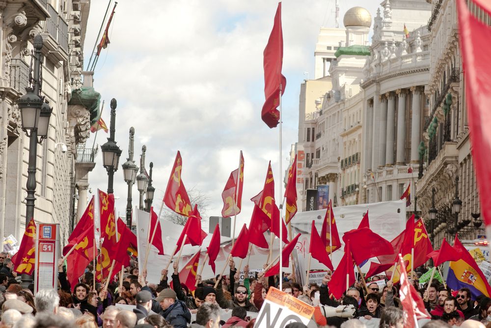 Zdjęcie protestów w Hiszpanii pochodzi z serwisu Shutterstock, autor: [Brian Maudsley