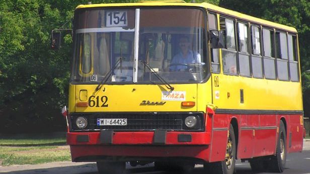 Ikarus w dom, czyli jak zmieścić autobus do pokoju i zrobić z niego biurko 1