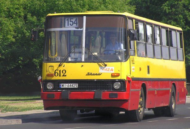 Ikarus w dom, czyli jak zmieścić autobus do pokoju i zrobić z niego biurko