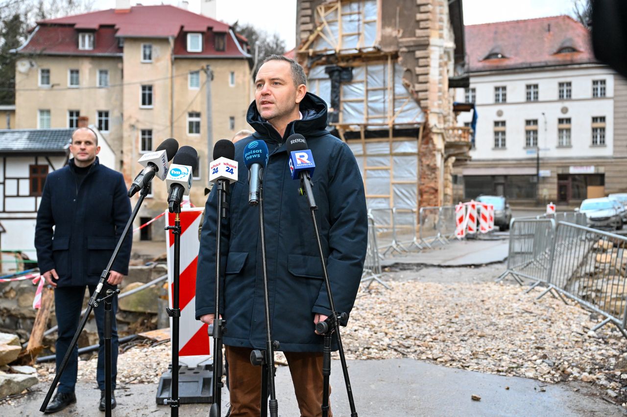 Lądek-Zdrój, 20.12.2024. Kandydat Komitetu Obywatelskiego w przyszłorocznych wyborach na prezydenta RP, popierany przez Prawo i Sprawiedliwość, prezes Instytutu Pamięci Narodowej Karol Nawrocki (P) podczas konferencji prasowej przy zamkniętym moście w Lądku-Zdroju, 20 bm. (jm) PAP/Maciej Kulczyński