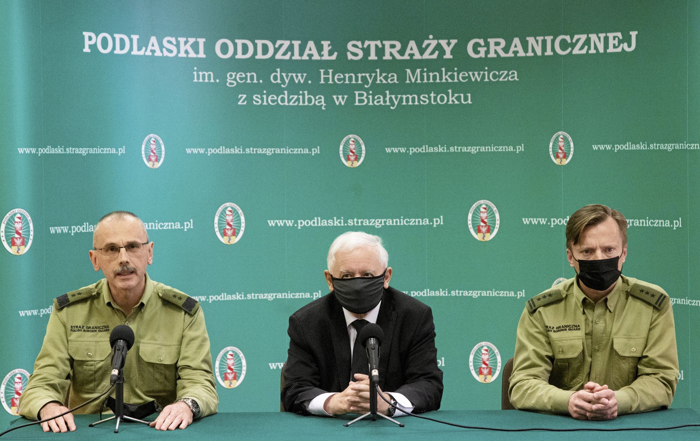 Konferencja prasowa dotycząca sytuacji na granicy polsko-białoruskiej, w środku prezes PiS, wicepremier ds. bezpieczeństwa Jarosław Kaczyński