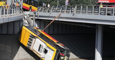 Wypadek autobusu na trasie S8. Sąd wypuści na wolność kierowcę