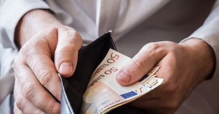 Jak zabezpieczyć oszczędności na wypadek wojny? Ekspert odpowiada