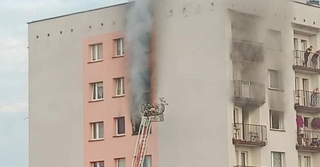 Śląskie. Tragiczny pożar w Mysłowicach. Płomienie buchały z okna w bloku