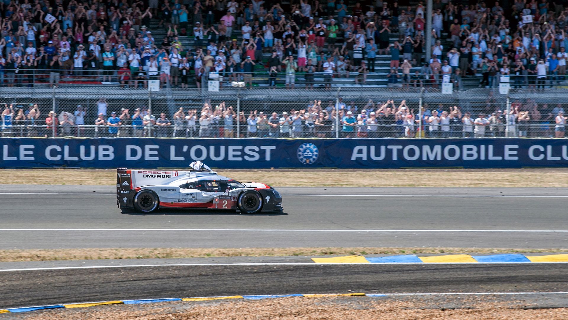 To już koniec - wygrało Porsche 919 Hybrid z numerem 2. Za jego sterami zasiadali Timo Bernhard, Brendon Hartley i Earl Bamber. Pokonali oni 367 okrążeń w ciągu 24 godzin 1 minuty 14 sekund i 75 tysięcznych. Wyścigu nie ukończyło 11 aut, dwunaste zostało zdyskwalifikowane (wspomniany wcześniej Rebellion).