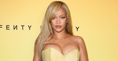 Rihanna prezentuje IMPONUJĄCY dekolt w dopasowanej sukience. Klasa? (ZDJĘCIA)