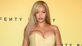 Rihanna prezentuje IMPONUJĄCY dekolt w dopasowanej sukience. Klasa? (ZDJĘCIA)