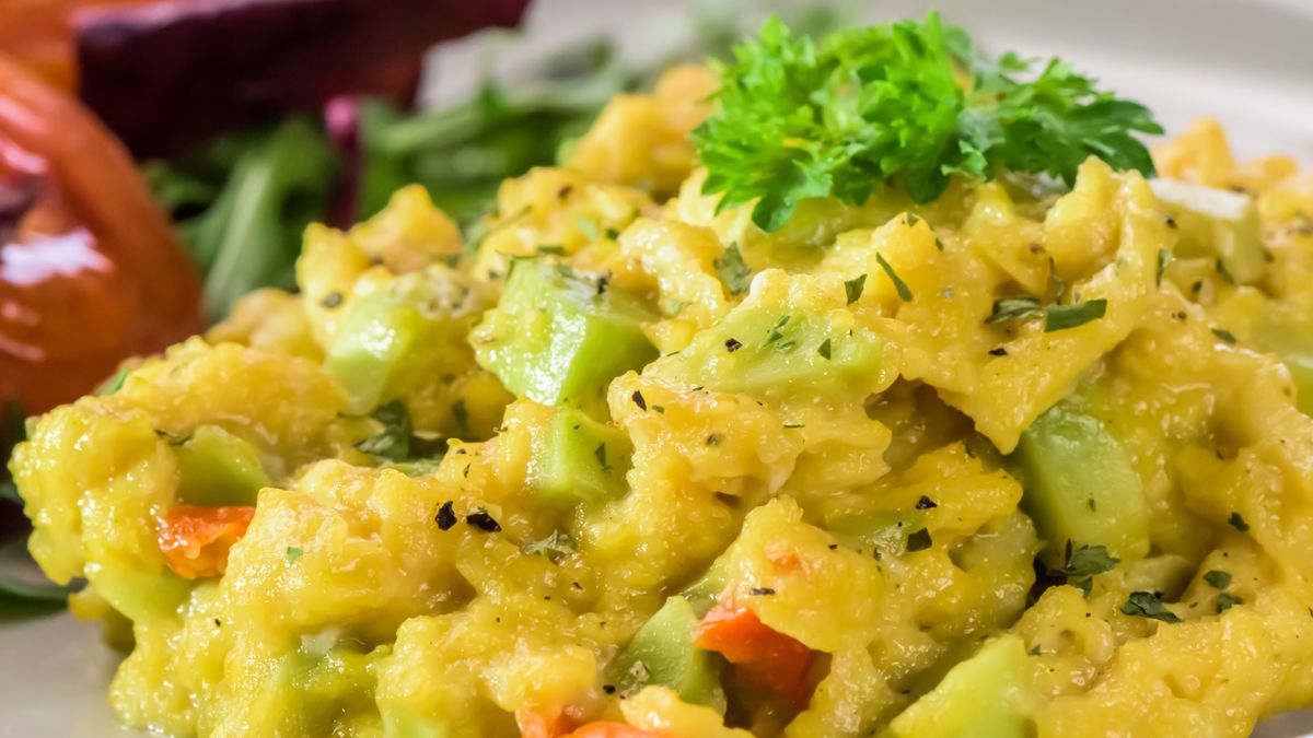 Jajecznica z awokado – prosty przepis