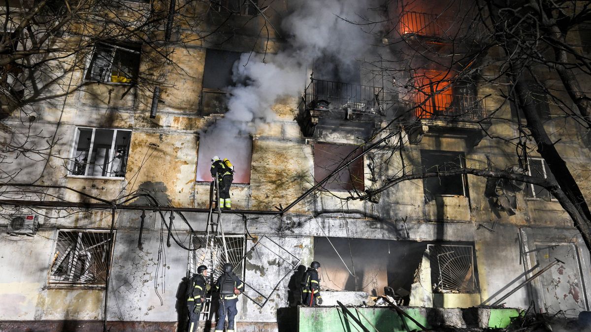 AFP: Ukraina przekazała USA swoją wersję planu pokojowego (na zdjęciu: płonące po rosyjskim ataku budynki mieszkalne w Zaporożu)