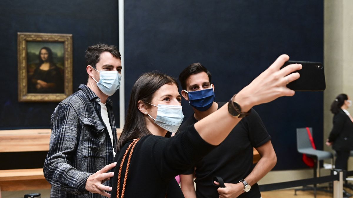 WHO: Ludzie mający po 20, 30, 40 lat w coraz większym stopniu napędzają rozprzestrzenianie się wirusa